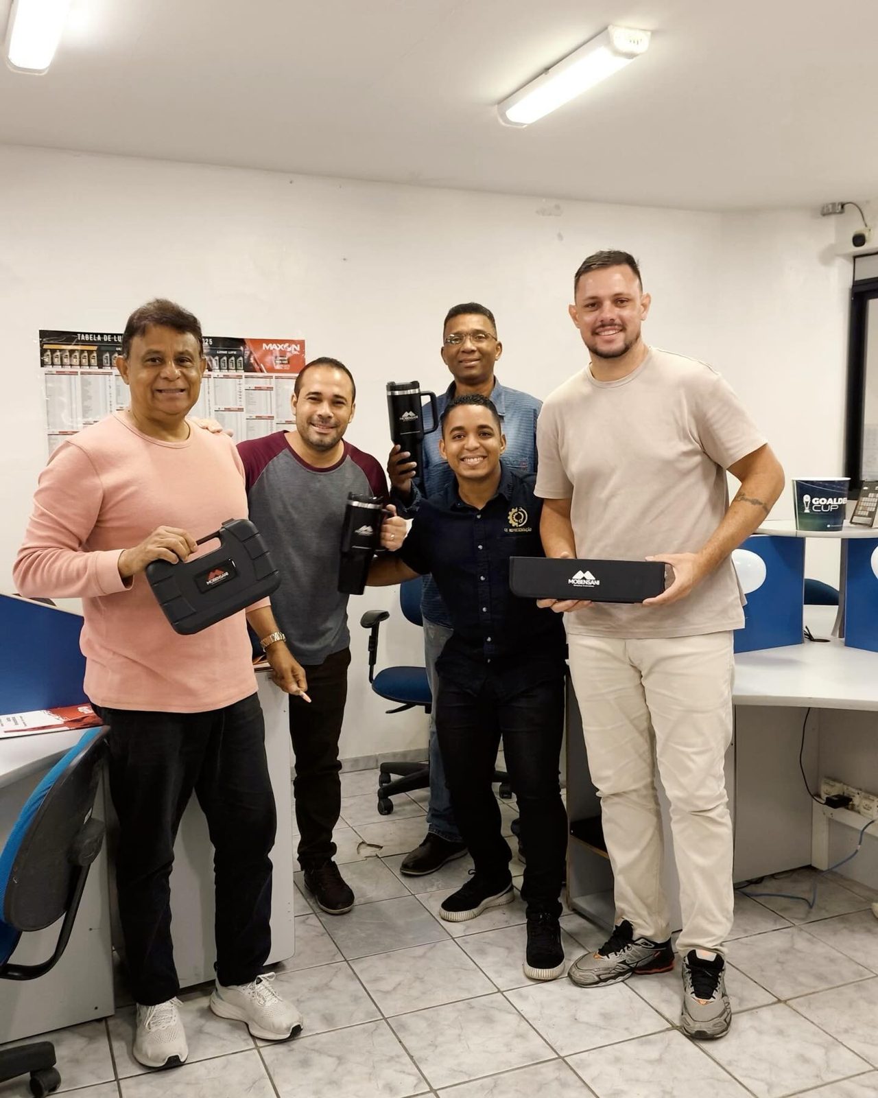 Equipe de cliente recebendo kits das marcas representadas